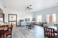 OYO Townhouse Clute Lake Jackson