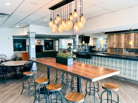 The Newport Harbor Hotel & Marina Отели рядом с достопримечательностью «Клифф Уолк»