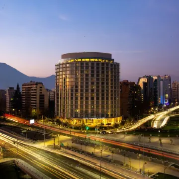 DoubleTree by Hilton Santiago Kennedy Отели рядом с достопримечательностью «Лас-Кондес»