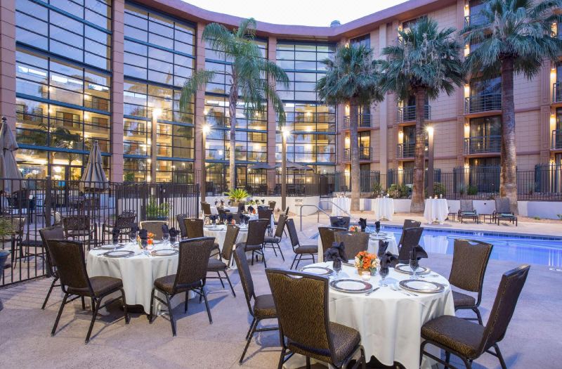 Embassy Suites by Hilton Phoenix Biltmore photo 3