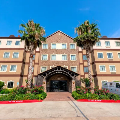 Staybridge Suites HOUSTON IAH - BELTWAY 8 by IHG Отели рядом с достопримечательностью «Торговый центр Greenspoint»