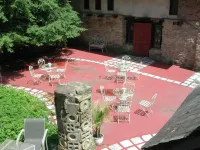 Huddleson Court Hotels in Ligonier