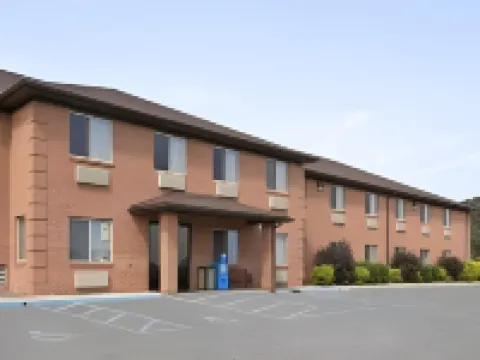 Super 8 by Wyndham Fairmont Hotel di 