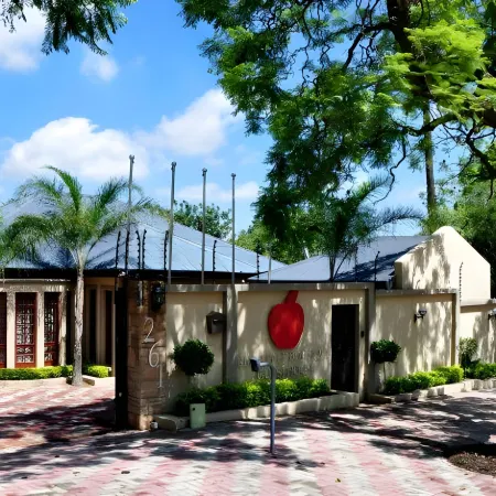 Red Apple Guest House Отели рядом с достопримечательностью «Дом Мелроуз»