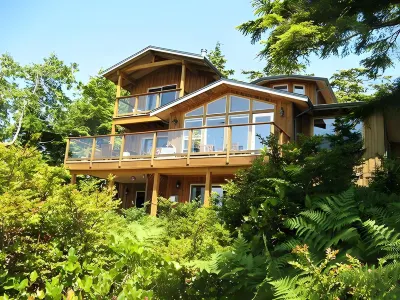 Reef Point Oceanfront Bed and Breakfast Hotels in Ucluelet