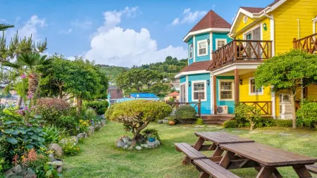 Geoje Herb Pension Отели рядом с достопримечательностью «Hakdong Mongdol Beach»