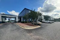 Quality Inn & Suites at Airport Blvd I-65 - parking