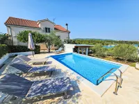 Katenas - piscina
