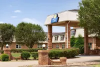 Days Inn & Suites by Wyndham Sikeston