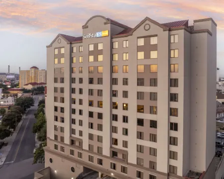 โรงแรม Sonesta ES Suites ที่ San Antonio Downtown Alamo Plaza โรงแรมในซานอันโตนิโอ