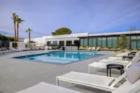 DoubleTree by Hilton Palmdale - Pools