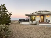 High Desert Scenic Getaway! Hot Tub, BBQ, Fire Pit - 80 mins from LA Hotel in zona Angeles Crest Highway