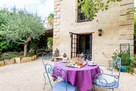 Le Mazet Authentique à Uzès, Clim, Piscine, Jardin, Wifi, Ideal Couple Отели рядом с достопримечательностью «Uzes Cathedral»