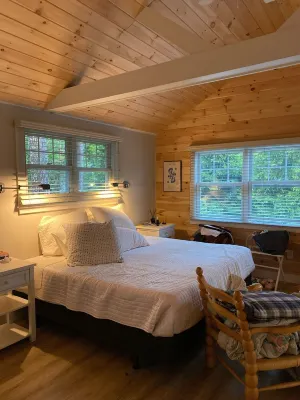 Newly renovated modern guest cottage across from Spruce Point Inn Pet Friendly! Mung Bean附近的飯店