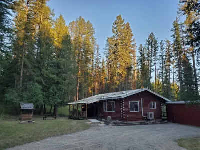Cabin in the woods, ideal for long stays. 리버사이드 공원 주변 호텔