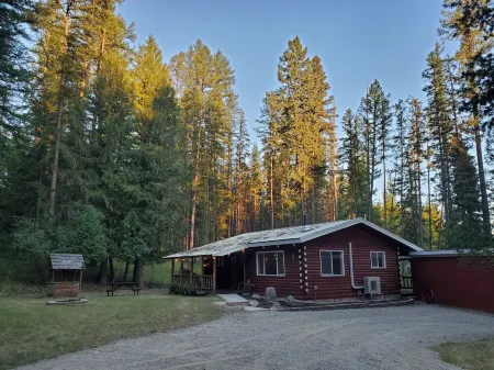 Cabin in the woods, ideal for long stays.