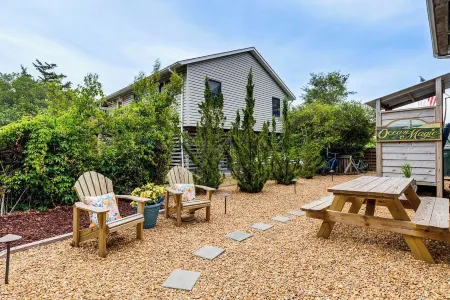 Nags Head Retreat- Walk to beach and sound, bikes and beach chairs included!