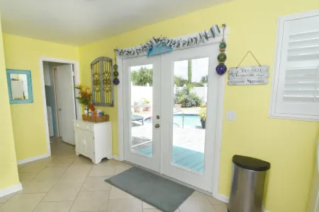 A Slice of Paradise - Unlimited Well Mannered Pets Отели в г. Ормонд Бич