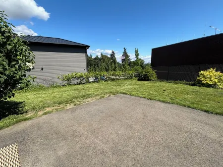 Convenient modern 2br home, 5 mins from airport.