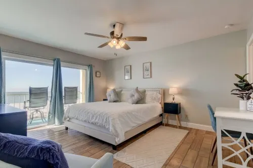#4- HOLIDAY SALE! 2 BR BEACHFRONT condo!! King Bed!