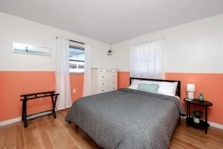 Sunny Escape: Vibrant Pool Home