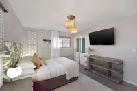 Newly Renovated, modern, cozy home -15 mins away from the airport