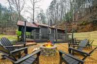 Central! Hot tub! Cozy Cabin Between Gatlinburg & Pigeon Forge!
