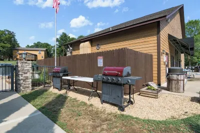1 Mile to SDC-Hot Tub-Bunk Beds-indoor & outdoor pool-Table Rock Lake