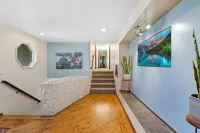 Wenatchee Mansion. 6500 sqft, pool, hot tub, 7 BR, theater, billiards and more!