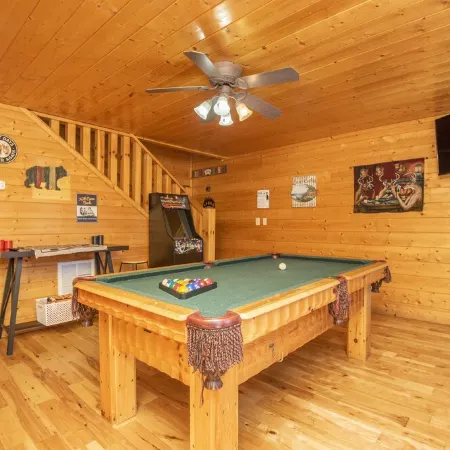 Cozy Smoky Mountain Cabin • Hot Tub, Firepit • 5 Mins to Parkway