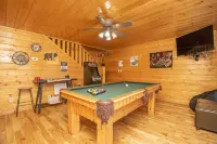 Cozy Smoky Mountain Cabin • Hot Tub, Firepit • 5 Mins to Parkway - Romanttinen