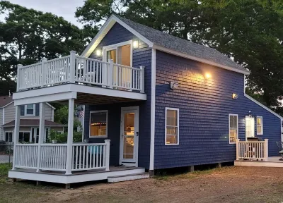 The Loft at Oakland Beach Ask About Off-season Discounts 5 min from Airport. Hotels near Warwick Center for the Arts