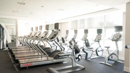 Spacious Luxury High-rise 2bd 2ba w/pool spa & gym