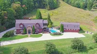 Incredible Farmhouse,18 Acres, Pool, 7 King Bds, Near Helen, Tiny Weddings!