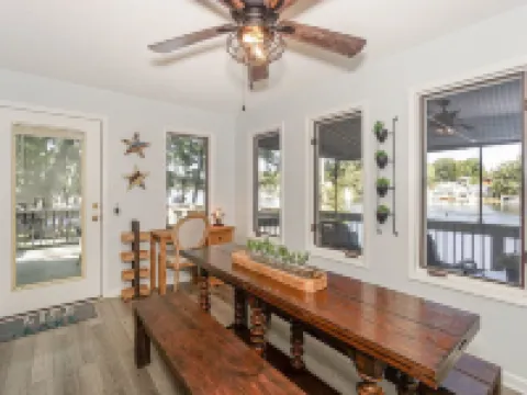 Red Sky Lake House - Tranquility at the lake! Hotels in Eldorado