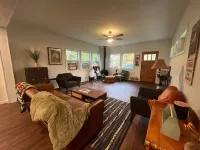 Cozy Cabin - walking distance to town and 10 minutes to Bromley. Pet friendly!