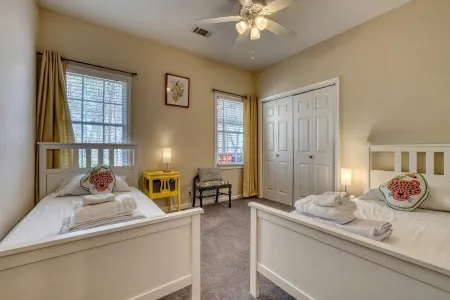 Selah - 12 min Dahlonega, Pool Table, Record Player, 5 Acres with Trails