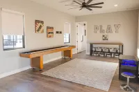 SUNSHINE VILLA..SLEEPS 30, 8 BR, 8 BA, NEW 2023. Pool/Spa, Super nice and Roomy.