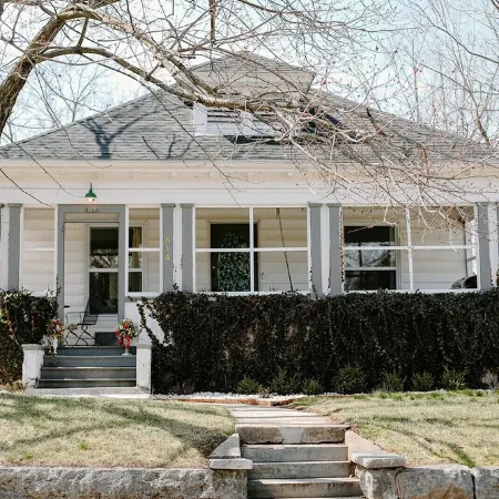 Ivy Jungalow | Bright, Clean, & near Downtown
