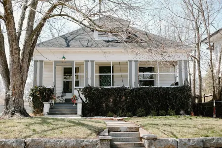 Ivy Jungalow | Bright, Clean, & near Downtown Отели в г. Джоплин