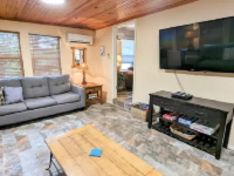 Cricket Hollow with Dock and private Lake Access Sleeps 6 Hotels in Murray County