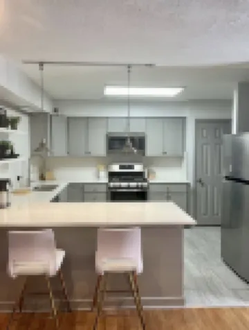 Funkytown Loft: 4BR, 2BA on Mass St, Steps to Dining & Entertainment