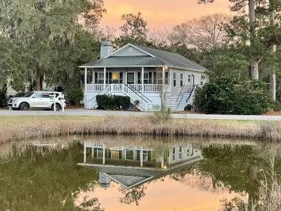 Good Tides Getaway! Spanish Moss Trail附近的飯店