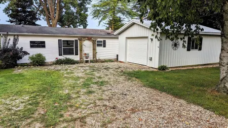 Water's Edge - hot tub - pet friendly Отели в г. Branch County