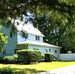Spacious Private Home with Large Deck Goodwill Industries of Southwestern Michigan附近的飯店