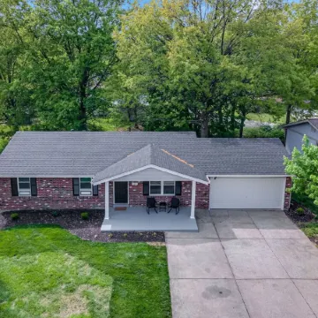 Centrally located, spacious 4 bdrm, on quiet Ct