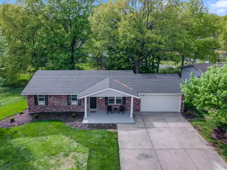 Centrally located, spacious 4 bdrm, on quiet Ct