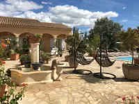 Little paradise, close to Arles, Provence, spacious terrace and pool