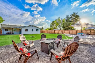 Remodeled Historic Home w/ Cowboy Pool - Centrally Located & Pet Friendly! โรงแรมใน