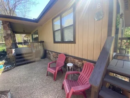 Secluded Lakeview retreat-near Eureka Springs
